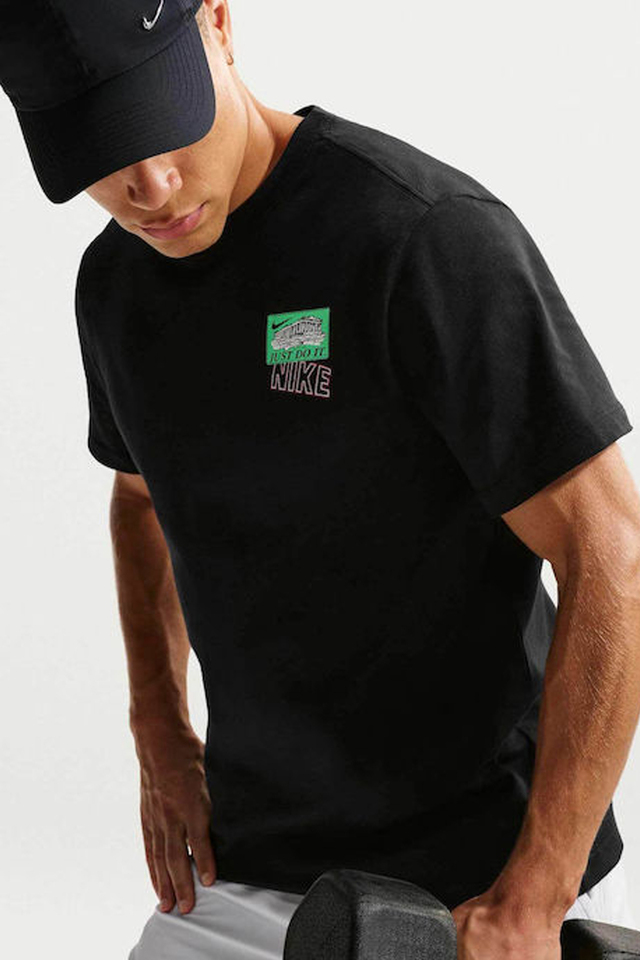 Nike Train Stickers Baskılı Erkek Kısa Kollu Tişört