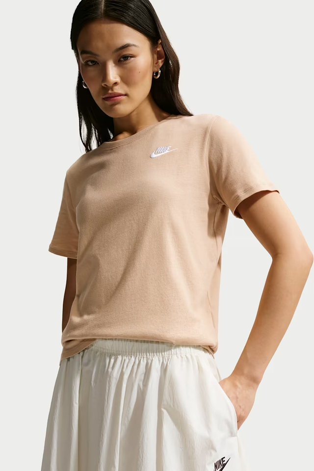 Nike Club Essentials Kadın Kısa Kollu Tişört